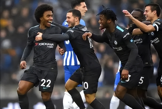 阿森纳前锋拉卡泽特梅开二度，帮助球队击败托特纳姆热刺