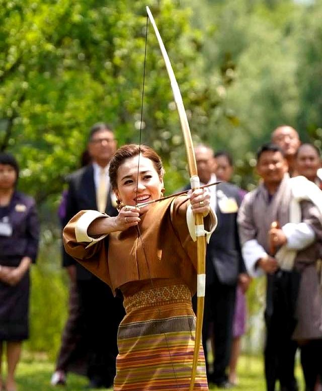 不丹选手在比赛中挑战射箭极限 不丹选手在比赛中挑战射箭极限