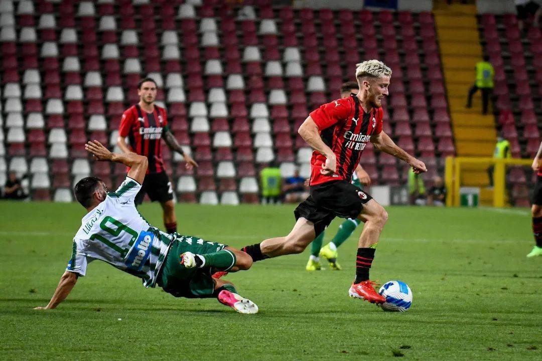 AC米兰轻取塞维利亚,福登点燃赛场 AC米兰轻取塞维利亚,福登点燃赛场